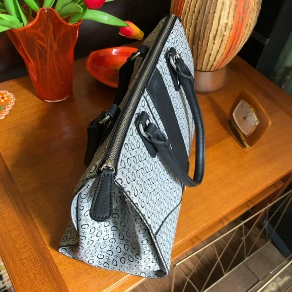 Guess Purse/Tote Bag - Picture 5 of 14